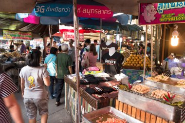 samutsongkhram, Tayland-4 Ocak 2014: yüzen tekne turu yaparak Pazar amphawa gelen turist, Tayland en popüler yüzen Pazar.