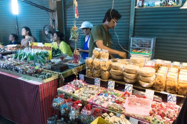 samutsongkhram, Tayland-4 Ocak 2014: yüzen tekne turu yaparak Pazar amphawa gelen turist, Tayland en popüler yüzen Pazar.