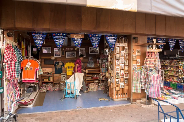 Samutsongkhram, Tailândia - 4 de janeiro de 2014: Turistas que visitam o mercado flutuante de Amphawa fazem um passeio de barco, o mercado flutuante mais popular da Tailândia . — Fotografia de Stock