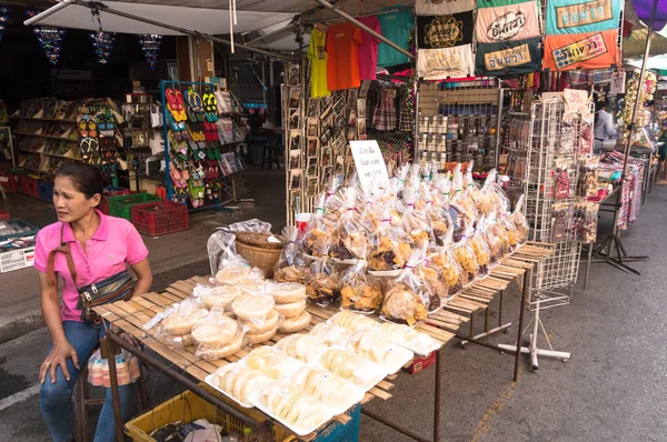 Samutsongkhram, 태국-2014 년 1 월 4 일: 떠 있는 보트 투어를 만드는 시장 암 파와 방문 하는 관광객 태국에서 시장에서 가장 인기 있는 부동. — 스톡 사진