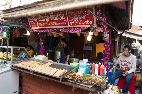 Samutsongkhram, thailand-den 4 januari, 2014: turister som besöker den amphawa floating market att göra båttur, den mest populära flytande marknaden i thailand. — Stockfoto