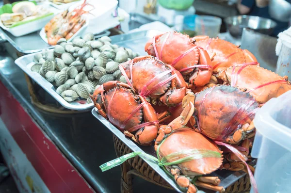 Samutsongkhram, Tailândia - 4 de janeiro de 2014: Turistas que visitam o mercado flutuante de Amphawa fazem um passeio de barco, o mercado flutuante mais popular da Tailândia . — Fotografia de Stock