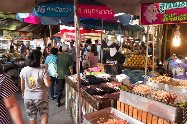 samutsongkhram, Tayland-4 Ocak 2014: yüzen tekne turu yaparak Pazar amphawa gelen turist, Tayland en popüler yüzen Pazar.