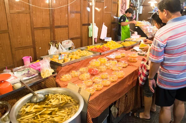 Samutsongkhram, Tailândia - 4 de janeiro de 2014: Turistas que visitam o mercado flutuante de Amphawa fazem um passeio de barco, o mercado flutuante mais popular da Tailândia . — Fotografia de Stock