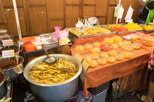 Samutsongkhram, Tailândia - 4 de janeiro de 2014: Turistas que visitam o mercado flutuante de Amphawa fazem um passeio de barco, o mercado flutuante mais popular da Tailândia . — Fotografia de Stock