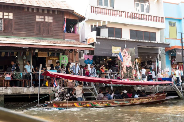 Samutsongkhram, Tailandia- 4 de enero de 2014: Turistas visitando el Amphawa Floating market making boat tour, el mercado flotante más popular de Tailandia . — Foto de Stock