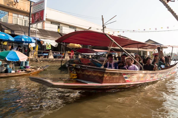 Samutsongkhram, Tailandia- 4 de enero de 2014: Turistas visitando el Amphawa Floating market making boat tour, el mercado flotante más popular de Tailandia . — Foto de Stock