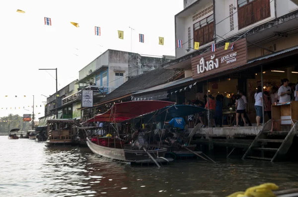 Samutsongkhram, Tailandia- 4 de enero de 2014: Turistas visitando el Amphawa Floating market making boat tour, el mercado flotante más popular de Tailandia . — Foto de Stock