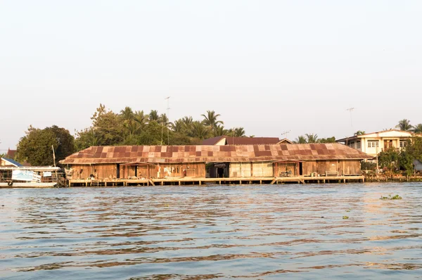 Samutsongkhram, Tailandia- 4 de enero de 2014: Turistas visitando el Amphawa Floating market making boat tour, el mercado flotante más popular de Tailandia . — Foto de Stock