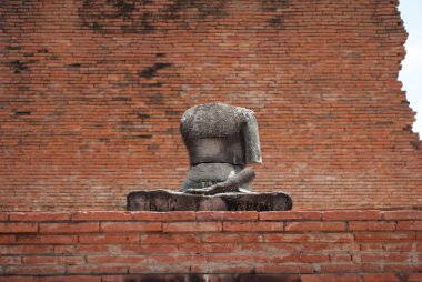 Buda heykeli eski kırmızı duvar arka planını başsız 