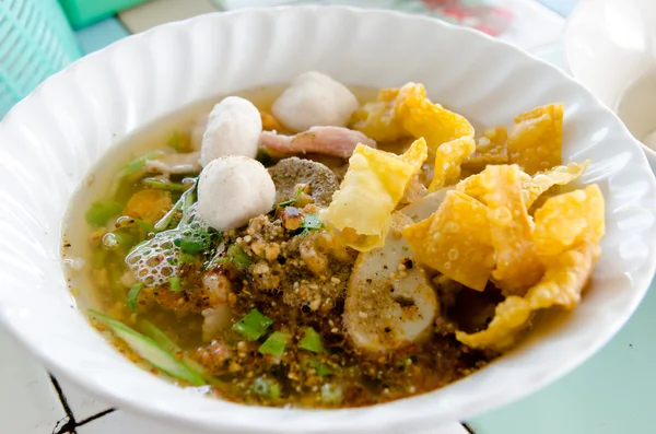 Comida chinesa, Wonton e macarrão para bolinho de massa gourmet tradicional — Fotografia de Stock