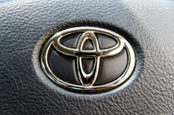 Logotipo do carro Toyota Camry em display.Toyota Group é mais conhecido t Imagem De Stock