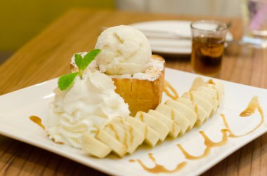 Dondurmalı tost ekmekli puding muzlu