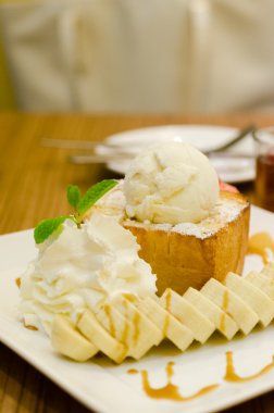 Dondurmalı tost ekmekli puding muzlu