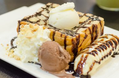 Dondurmalı tost ekmekli puding muzlu