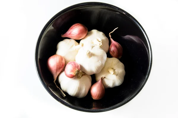 Aglio nella tazza su sfondo bianco — Foto Stock