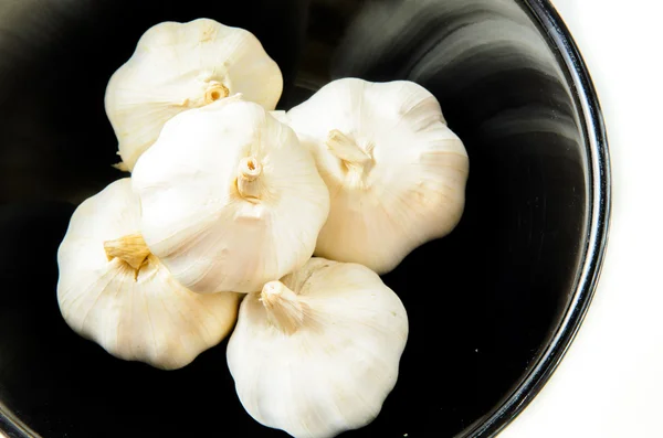 Aglio nella tazza su sfondo bianco — Foto Stock