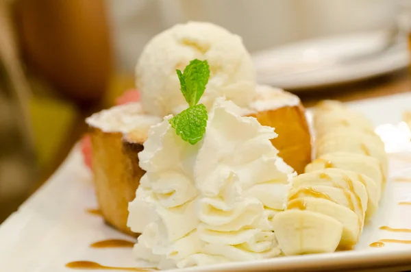 통통 한 빵으로 아이스크림을 곁들인 푸딩 바나나 — 스톡 사진