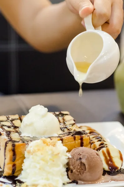 통통 한 빵으로 아이스크림을 곁들인 푸딩 바나나 — 스톡 사진