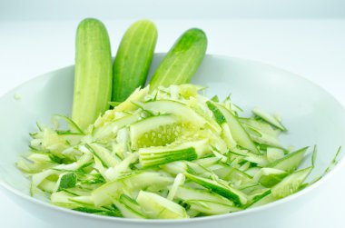 Beyaz arkaplanda izole edilmiş salatalık ve dilimler 