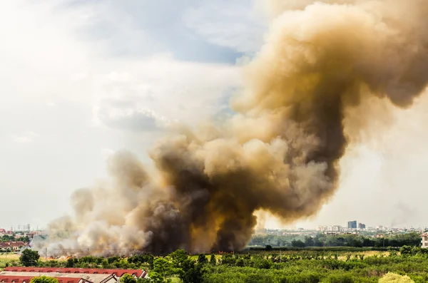 Incendio in città panoramica . — Foto Stock