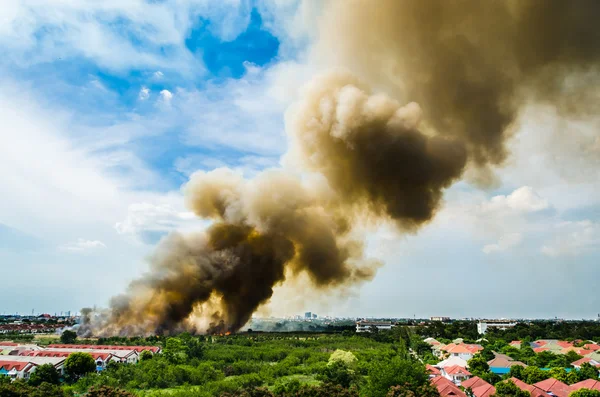 Tűz a város áttekintés. — Stock Fotó