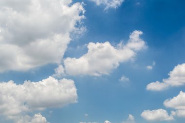 Bulutlara yakın mavi gökyüzü 