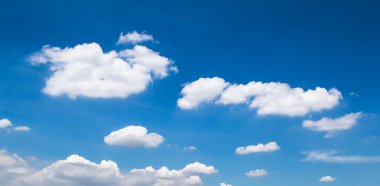 Bulutlara yakın mavi gökyüzü 