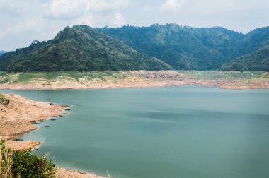 nehir ve dağ arka khundanprakanchon Barajı, nakhon nay
