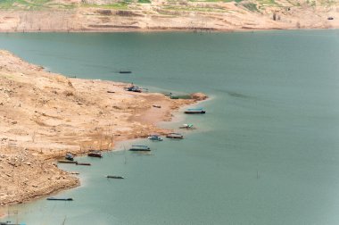 nehir ve dağ arka khundanprakanchon Barajı, nakhon nay