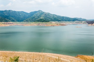 nehir ve dağ arka khundanprakanchon Barajı, nakhon nay