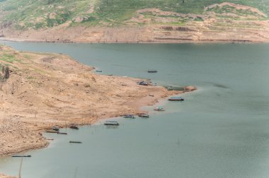 nehir ve dağ arka khundanprakanchon Barajı, nakhon nay