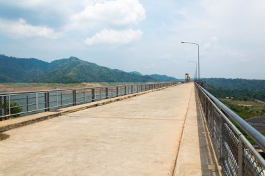 nehir ve dağ arka khundanprakanchon Barajı, nakhon nay