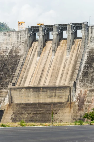 Khundanprakanchon-demningen, Nakhon Nayok, Thailand – stockfoto