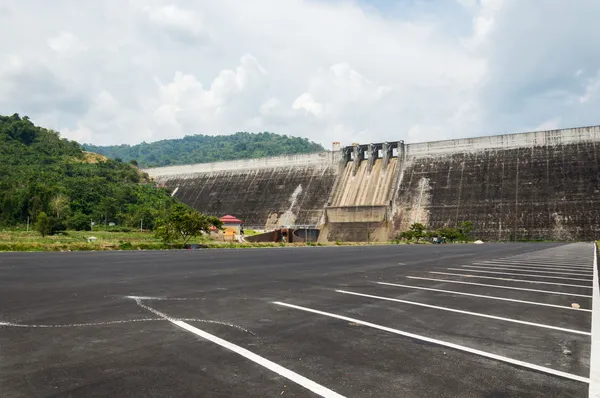 Khundanprakanchon-demningen, Nakhon Nayok, Thailand – stockfoto