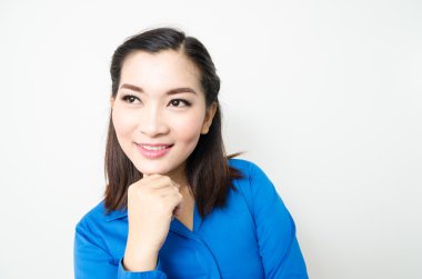 görüntü çok hoş bir görünüm ve sevimli bir gülümseme ile genç bir kadın