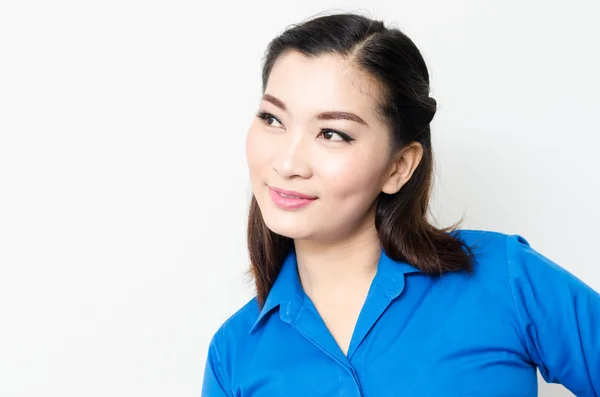 Immagine di una giovane donna con uno sguardo incantevole e un sorriso affascinante — Foto Stock