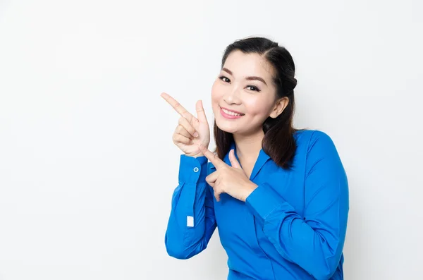 Immagine di una giovane donna con uno sguardo incantevole e un sorriso affascinante — Foto Stock