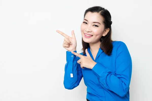 Immagine di una giovane donna con uno sguardo incantevole e un sorriso affascinante — Foto Stock