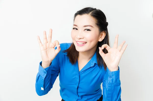 Imagen de una joven con un aspecto encantador y una sonrisa encantadora — Foto de Stock