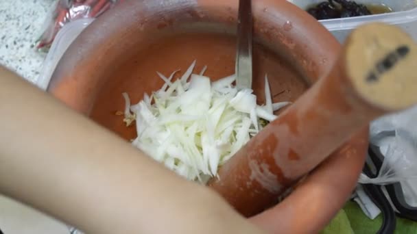 Ensalada picante de papaya comida tailandesa — Vídeo de stock