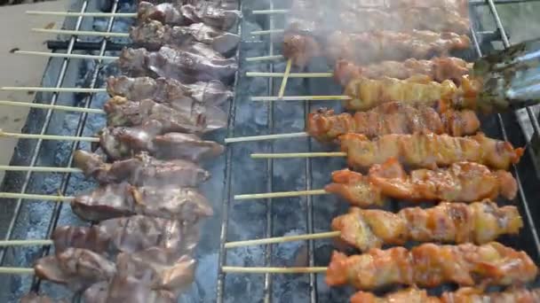 Buiten koken-barbecue kip — Stockvideo