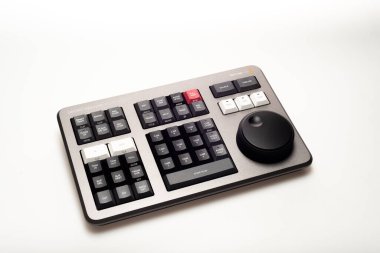 BANGKOK, THAILAND - 4 Mayıs 2022: Beyaz arkaplanda video düzenleme ve renk derecelendirme için Blackmagicdesign 'ın Davinci çözüm hız düzenleyici ürünü.