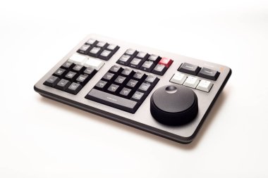 BANGKOK, THAILAND - 4 Mayıs 2022: Beyaz arkaplanda video düzenleme ve renk derecelendirme için Blackmagicdesign 'ın Davinci çözüm hız düzenleyici ürünü.