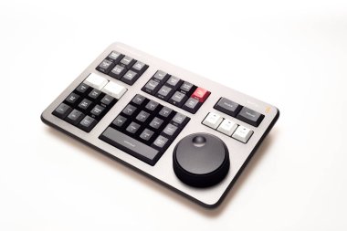 BANGKOK, THAILAND - 4 Mayıs 2022: Beyaz arkaplanda video düzenleme ve renk derecelendirme için Blackmagicdesign 'ın Davinci çözüm hız düzenleyici ürünü.