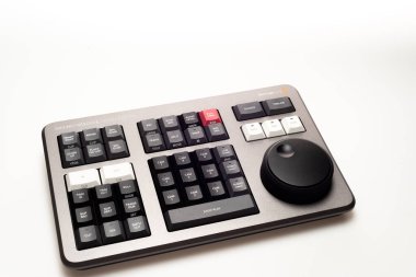 BANGKOK, THAILAND - 4 Mayıs 2022: Beyaz arkaplanda video düzenleme ve renk derecelendirme için Blackmagicdesign 'ın Davinci çözüm hız düzenleyici ürünü.