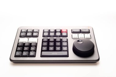 BANGKOK, THAILAND - 4 Mayıs 2022: Beyaz arkaplanda video düzenleme ve renk derecelendirme için Blackmagicdesign 'ın Davinci çözüm hız düzenleyici ürünü.