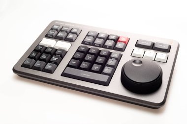 BANGKOK, THAILAND - 4 Mayıs 2022: Beyaz arkaplanda video düzenleme ve renk derecelendirme için Blackmagicdesign 'ın Davinci çözüm hız düzenleyici ürünü.