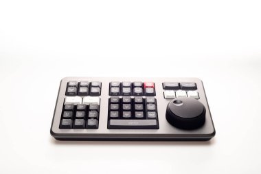 BANGKOK, THAILAND - 4 Mayıs 2022: Beyaz arkaplanda video düzenleme ve renk derecelendirme için Blackmagicdesign 'ın Davinci çözüm hız düzenleyici ürünü.