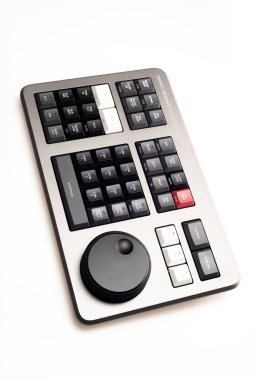 BANGKOK, THAILAND - 4 Mayıs 2022: Beyaz arkaplanda video düzenleme ve renk derecelendirme için Blackmagicdesign 'ın Davinci çözüm hız düzenleyici ürünü.